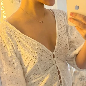 Blus med puffärmar  - Vit blus med puffärmar, super fin, inte genomskinlig och skön🫶💗 Inga fläckar, bara använd 3 gånger🌷💋