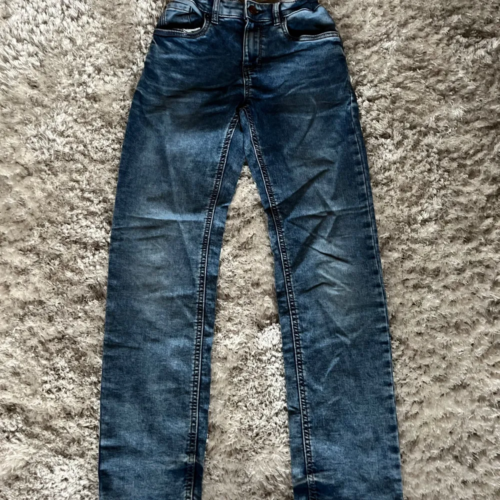 Säljer ett par riktigt feta ljus blå jeans! Jeansen är riktig sköna och passar till allt!! Vardags jeans som man kan ha till skolan. Jeansen är i ett väldigt bra skick🔥Priset går att förhandlas🤩🤩. Jeans & Byxor.