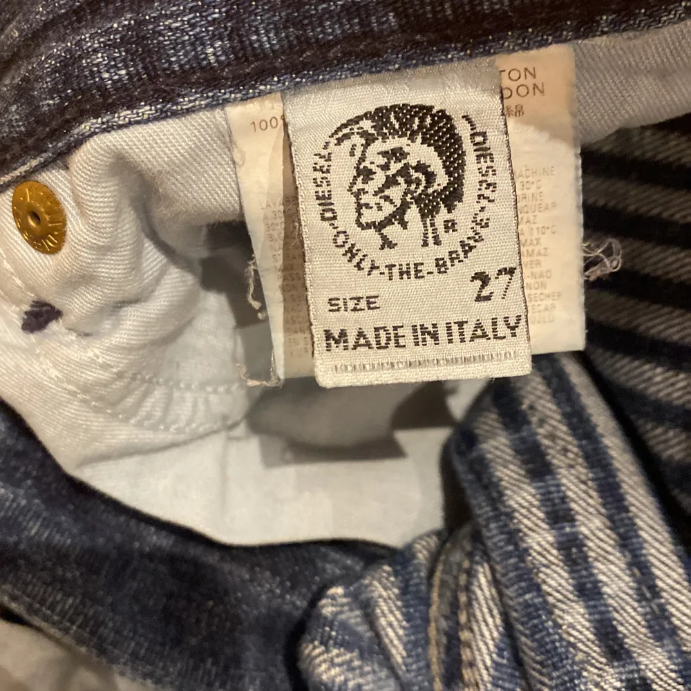 Low waist bootcut jeans från Diesel Industri. Har slitningar längst ned på båda benen (se bild 5). Thrifted. Midjemått tvärs över: Ca 33cm Innerbenslängd: Ca 75cm. Jeans & Byxor.