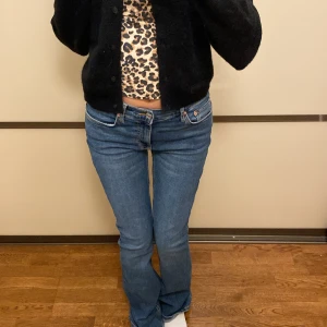 Lowwaits jeans - Säljer mina jeans köpta på Gina Tricot. De är lowwaist och bootcut. Stretchiga och sitter jättebra. Skriv om fler frågor🤍