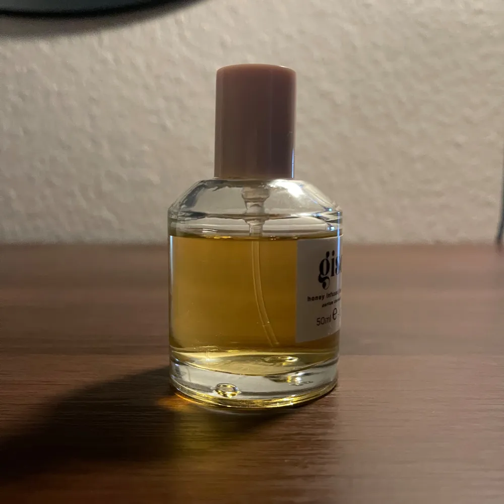 Säljer min gisou honey infused hair perfume i 50 ml då den inte är något jag kommer fortsätta använda, nypris för 50 ml är 479 kr men jag säljer min som är använd för 160 kr 🤍. Parfym.