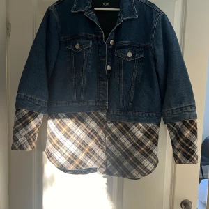 Jeansjacka från Maje - Snygg unik jeansjacka från Maje. Bra skick! 