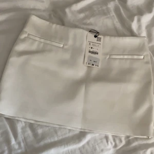 Ny zara minikjol🤍 - Säljer min fina vita lågmidjade minikjol från zara då den tyvärr är för tajt för mig, jätte fin och sjukt bra material, den har dold dragkedja i sidan. Alla lappar kvar! Bara att höra av sig för mer information💕💕