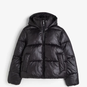 Svart pufferjacka med luva  - Mycket bra skick! 🩷