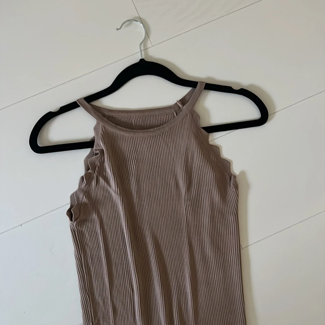 Beige/brun ribbad klänning  - 92