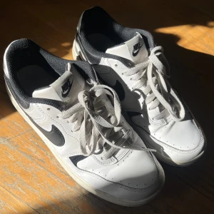 Nike skor - Jätte fina skor, har använt några gånger. Dem kmr inte till användning. På sista bilden kan man se att ena skor är pytte lite sönder där inne. Köpte dem för 1200kr