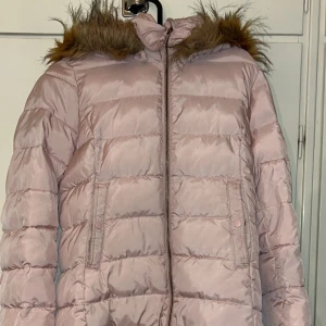 Odd molly jacka - En tvär snygg rosa vintage odd molly jacka med päls. Köptes i vintras för 2000kr och har om inga defekter Har använt den ungefär 5 gånger då jag inte gillade färgen Den är i storlek 1 som motsvarar xs Skriv om ni har några frågor❤️priset går att sänka