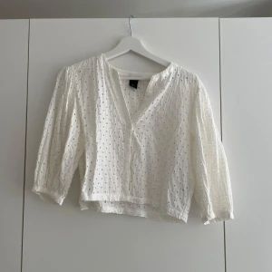 Vit spetstopp - Topp med en slags spets från Lindex. Lite kortare modell och såå söt! 