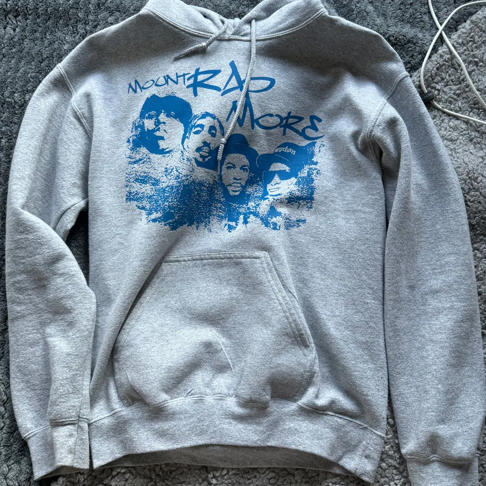 Säljer en jätteskön hoodie med tryck. Den är i bra skick❤️ nypris: 390. Skriv privat om ni undrar nått❤️. Hoodies.