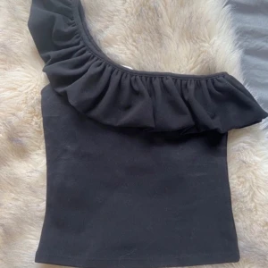 One shoulder topp - Supersöt topp från HM i storlek XS. Toppen är endast andvänd en gång så i nyskick