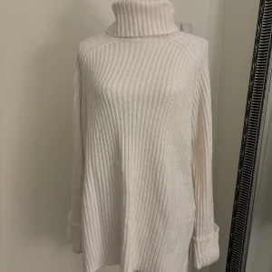 Vit polo kofta  - Väldigt varm tröja till vintern och hösten. 