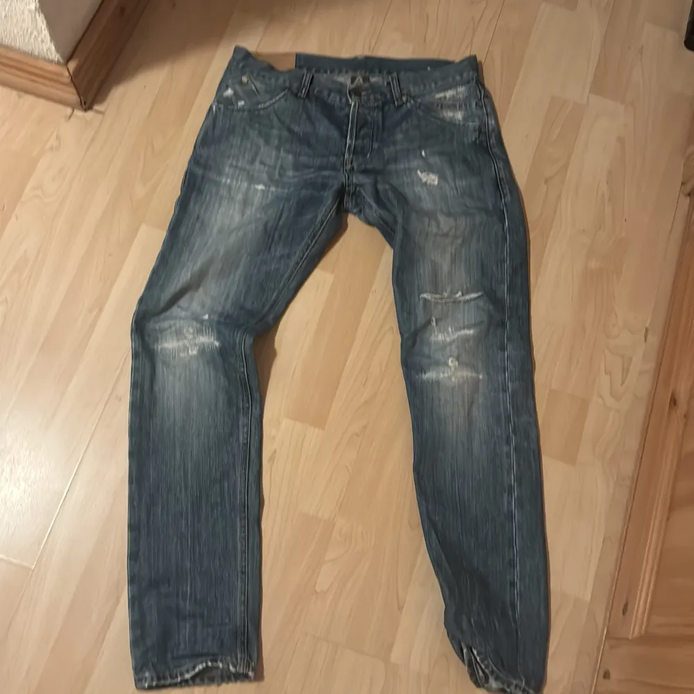 Tja säljer dessa feta dondup jeans. Modell är George skinny fit. Storleken är 34.  Har haft de i två veckor. Ny pris 3500kr mitt pris 649🔥. Jeans & Byxor.