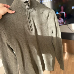 Bondelid half zip - Super fin mörk grön färg, knappt använd storlek S herr modell 