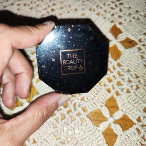 Rouge från The Beauty Crop - Säljer ett superfint rouge från The Beauty Crop i nyansen 'Orion Glow'. Det är en blush duo med två olika rosa toner, perfekt för att ge kinderna en fräsch och naturlig look. Förpackningen är åttakantig och svart med små stjärnor, vilket ger den en lyxig känsla. Perfekt att ha med i väskan för touch-ups under dagen!