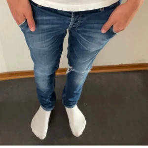 Dondup george - Säljer ett par Dondup George då de är för små. Fint skick, slitning vid knät men det ska vara det. Strl. 31