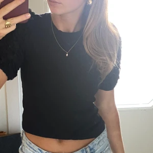 Topp - Fin och basic tröja med puff ärmar. Skulle säga att den passar S också. Inga defekter 🫶🏼