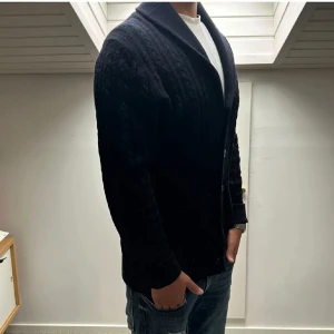 Stickad cardigan  - Stickad cardigan från these glory days perfekt nu inför lite kallare väder. Litet hål vid armen. Syns knappt vid användning, därav priset. Säljer för endast 300, priset kan även diskuteras😁👌 Han på bilden e 180 väger 70. Storlek M