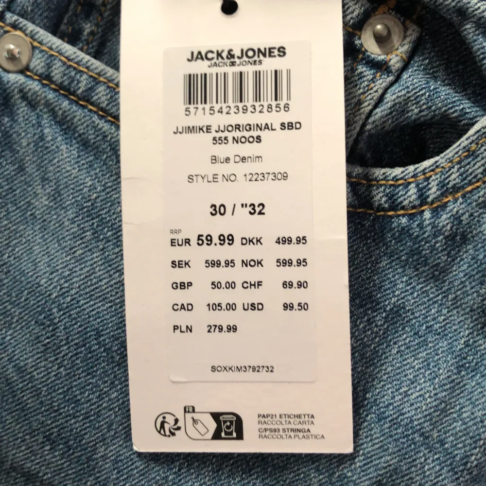 Helt nya Jack and Jones jeans ljusblåa som jag bara har provat på men ångra mig och prislappen sitter kvar . Jeans & Byxor.