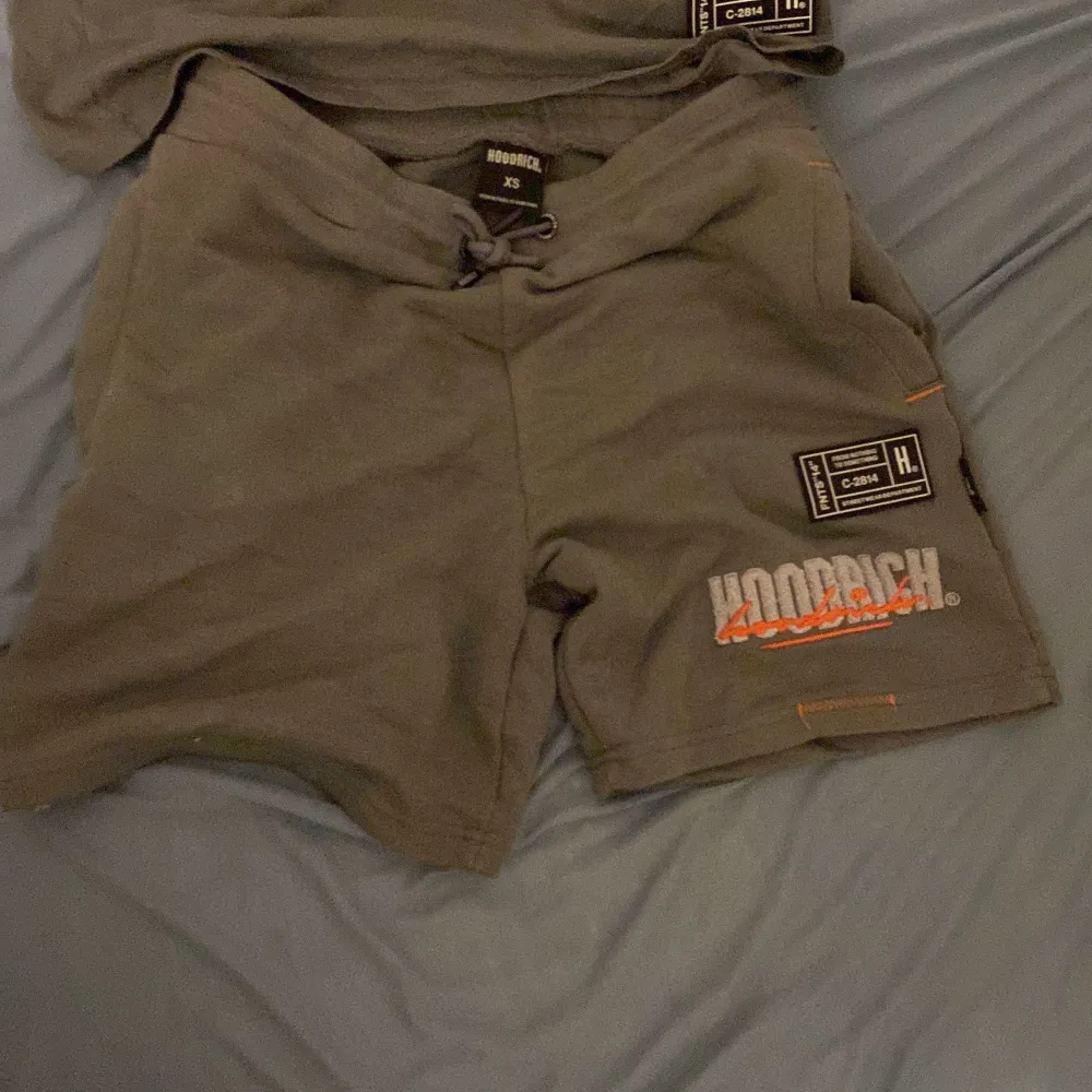 Hoodrich T-shirt och shorts set Använda runt 2 gånger och har bara legat i min garderob. Pris kan gå ner om det är smidig och snabb affär Nypris 1000kr totalt för båda.. Shorts.