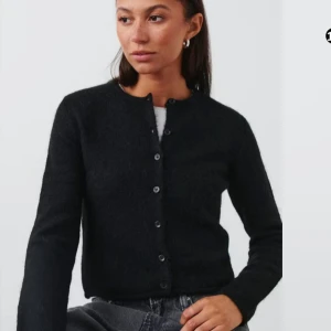 Säljer min kofta ifrån Gina  - Använd några få gånger. I storlek L, men är väldigt liten i storleken så passar mig som brukar ha XS.🤍