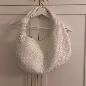 Bottega Veneta liknande väska  - Bottega Veneta liknande väska, köpt här på Plick. Den är i mycket bra skick, därav är den i mycket bra skick! 