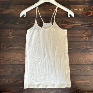 Spagetti strap Linne vitt ACNE STUDIOS s.S - Fint linne vi vaniljvit jersey   S. Small Tunnt mjukt material, något genomskinlig Knappt använd. Toppskick 