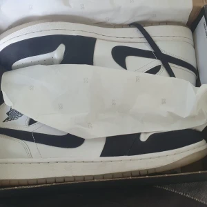 Air Jordan 1 Mid Diamond - Size 9 Air Jordan 1 Mid Diamond, inköpta sommaren 2022 i new York city på Flight Club, endast använda i knappt en sommar då de var för små efter det. Väldigt fint skick typ bara legat i lådan. Kostade ca 2500kr då så jag säljer för 999kr nu. 