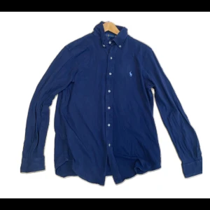 Ralph Lauren skjorta  - Storlek L, nästan aldrig använd så skjortan är i bra skick. 