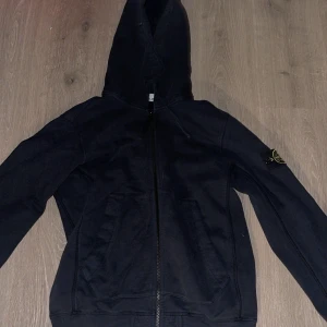 Stone island zip hoodie - säljer min hoodie då den bara hänger i garderoben, fick den i födelsedagspresent i somras. Pris går att diskutera vid snabb affär