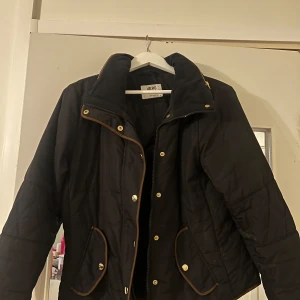 Jacka  - Jacka inför kallt väder och i bra skick. Den sitter fint och passar till alla tillfällen. 