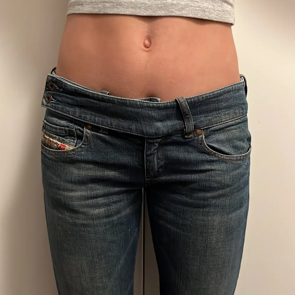 Ett par diesel jeans som är bootcut. De har en längre gylf (se bilder) och är super snygga. Jeans & Byxor.