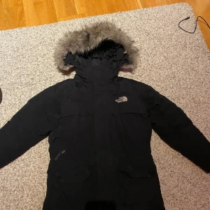 The north face parka jacka - Fint skick och storleken är barn men passar upp till 178.