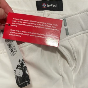 Tävlings ridbyxor!! - Säljer mina helt nya ridbyxor aldrig använda pris lapp kvar!! Storlek 36!! Skriv vid intresse o frågor!!💕💕kostar 699 som ni ser pris kan diskuteras!!❤️❤️