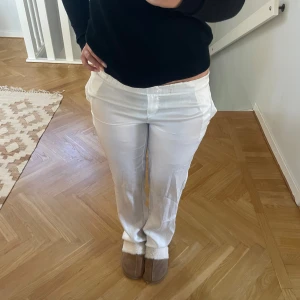 Low waist silkes byxor - Säljer dom här jätte fina vita low waist silkes byxorna från design by si eftersom att jag tyvärr har vuxit ur dom. skriv om du är intresserad❤️