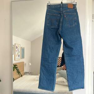 Levis jeans i storlek 28 ribcage straight i mörkblå tvätt. Använt väldigt sparsamt.