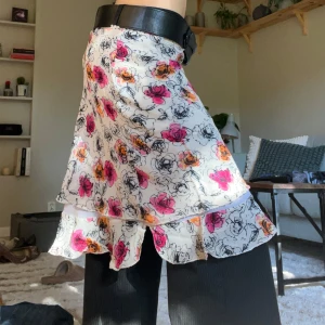 Blommig kjol - Jättesöt blommig kjol🌸