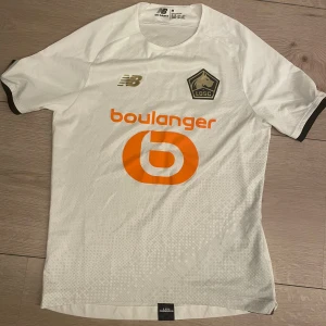 Lille 2020/21 Bortatröja🔴🔵🐺 fotbollströja  - Lille 2020/21 Bortatröja🔴🔵🐺 Strl M Äkta #fotbollströja