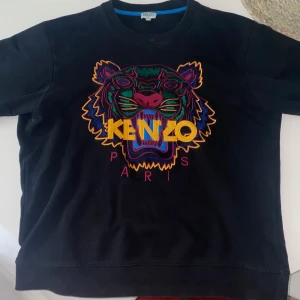 Kenzo sweatshirt  - Snygg Kenzo tröja, ovanlig och den är storlek M men stor i storleken, sitter bra på mig som är L men passar även xl. 100% äkta såklart, Inget synligt slitage, fint skick