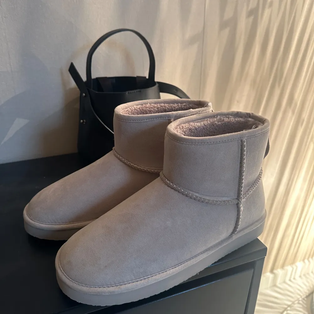 Säljer ett par snygga beige boots. De är supermysiga och perfekta för höst och vinter. Bootsens insida är fodrad för extra värme och komfort. De har en enkel och stilren design som passar till det mesta. I nyckick från hm. Skor.