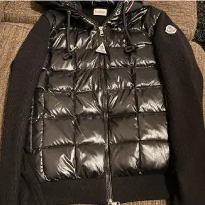 Moncler cardigan i väldigt bra skick  Storlek Passar L bäst. Riktigt fin cardigan.