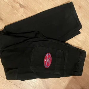 Cargo byxor - Svarta cargo byxor i mycket bra skick!💞