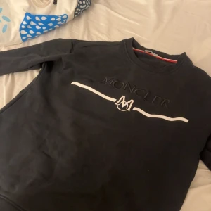 Moncler tröja - Säljer nu min moncler tröja, nyskick bara testad