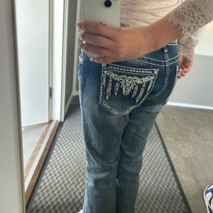 Boot cut jeans med strass  - Säljer dessa jeans då dom aldrig kommit till användning, de är i jättebra skick, köpte dom i vintras i USA. Jag är 166 och dom är pytte stora i midjan men går hela vägen ner till marken, behöver du mer information tveka inte att skriva!🩵