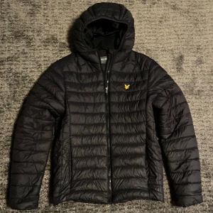 Lyle & Scott jacka - Säljer den här dunjackan som jag hade i vintras då den blivit lite för liten för mig. Det är storlek S Fint skick bortsätt från ett litet hål i vänstra fickan Skriv om du har frågor eller vill diskutera pris!