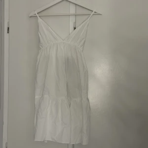 Klänning från stradivarius  - Sommrklänning från stradivarius. Sann till storlek, aningen mindre. Nyskick med lapprna kvar. Orginalpris 378kr. Pris går att diskutera💕