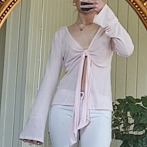 Knyttopp Ginatricot - Rosa knyttopp ifrån GinaTricot. Storlek S och är aldrig använd. Nyskick. Populär förrut och jag kan tänka mig sälja den billigare. Jag är 163 och har strl Xs,S. Vid intresse, frågor osv meddela gärna!