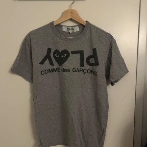 CDG PLAY T-shirt  - CDG PLAY t shirt passar S/M köpt i Frankrike 2024 för 125€