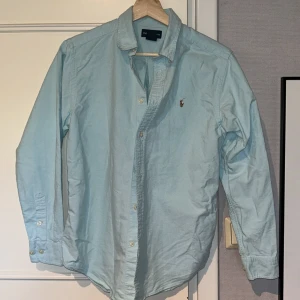 Ralph lauren skjorta - Säljer denna skjorta i ett riktigt fint skick. Knappt använd och fin färg! Bara att höra av dig vid frågor!