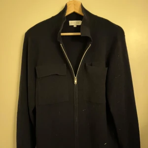 Davida cashmir overshirt - Kashmir Overshirt från Davida csshmir kostar kring 3000kr ny. Helt felfri nästan aldrig använd 