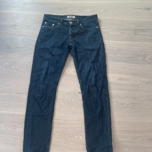Acne jeans  - Säljer ett par tvär feta acne jeans. Säljer dem för dem inte passar längre. Skriv om ni undrar nåt elr om fler bilder 